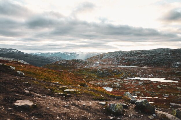 Vista panorámica de la naturaleza salvaje en el parque nacional noruego en la temporada de otoño.