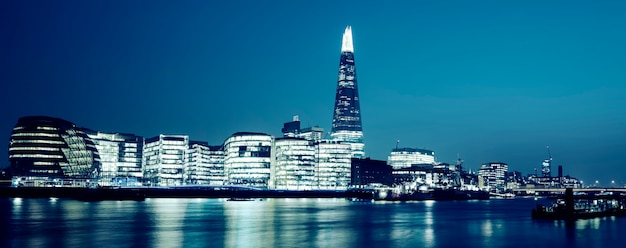 Vista panorámica del nuevo ayuntamiento de Londres por la noche, procesamiento fotográfico especial.