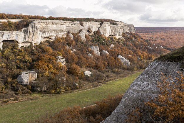 Vista panorámica del paisaje de montañas y vegetación