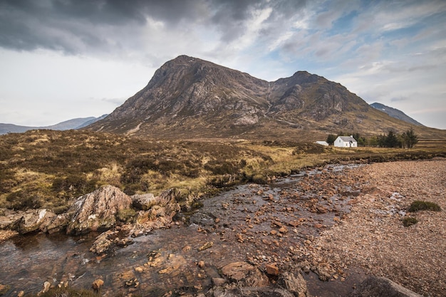 Vista panorámica del paisaje montañoso de Devil's Staircase en Escocia durante un cielo sombrío