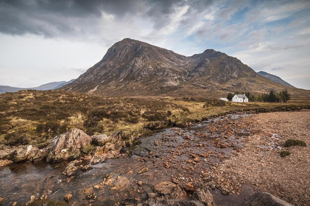 Vista panorámica del paisaje montañoso de Devil's Staircase en Escocia durante un cielo sombrío