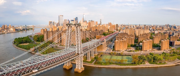 Vista panorámica de un paisaje urbano con un puente de edificios altos durante el día