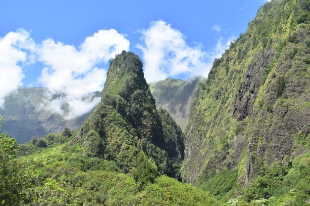 Vista panorámica del paisaje verde con nubes en la isla de Maui, Hawaii