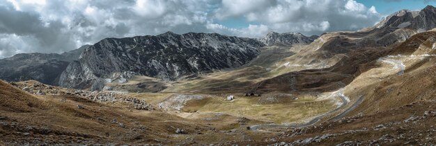 Vista panorámica del Parque Nacional de Otoño Durmitor Montenegro