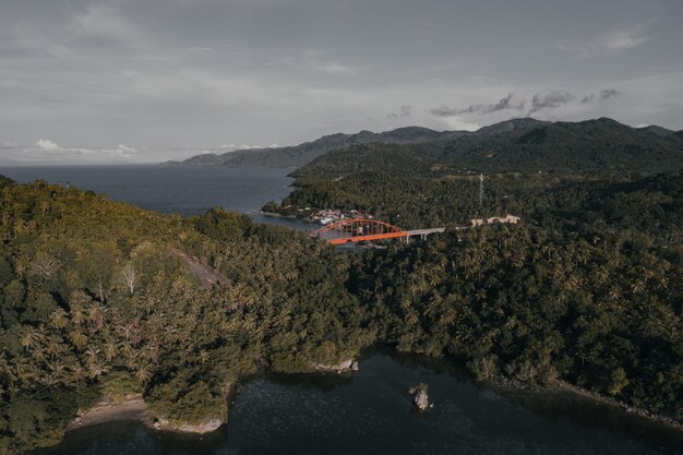 Vista panorámica de una pequeña aldea costera en una isla de Filipinas