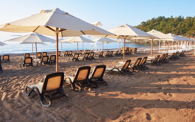 Vista panorámica de la playa de arena privada con hamacas del mar y la montaña. Amara Dols Vita Hotel de lujo. Recurso. Tekirova Kemer. Pavo.