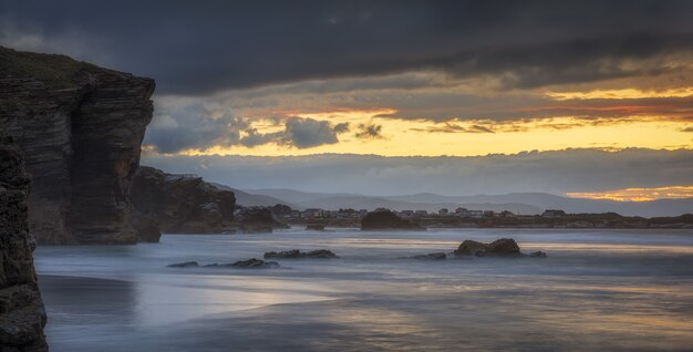 Vista panorámica de una playa de Las Catedrales en Ribadeo, España