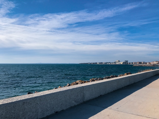 Vista panorámica de la playa contra el cielo azul