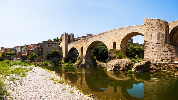 Vista panorámica del puente medieval