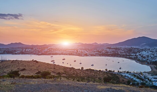 Vista panorámica de la puesta de sol de la bahía de Gumbet en Bodrum en la Riviera turca Bodrum es un distrito y una ciudad portuaria en la provincia de Mugla