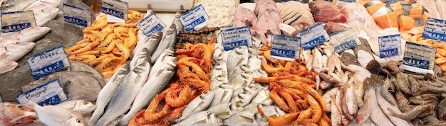 Vista panorámica del puesto de pescado en el mercado de Sanarysurmer