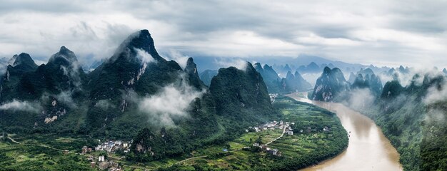 Vista panorámica del río Li y la montaña Mashan en el condado de Yangshuo, Guilin bajo un cielo nublado