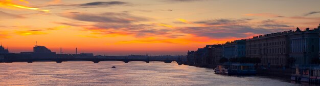 Vista panorámica del río Neva en el amanecer