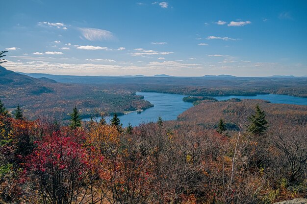 Vista panorámica de un río que serpentea a través de las llanuras bajo un cielo nublado