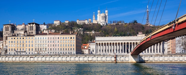 Vista panorámica del río Saona en Lyon, Francia.