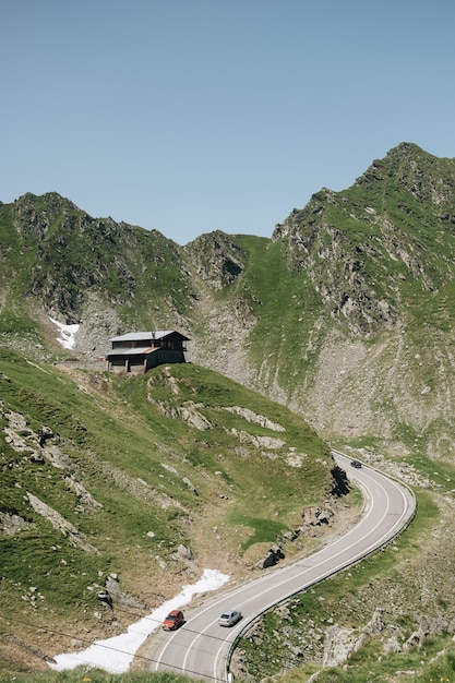 Vista panorámica de la sinuosa carretera de montaña Transfagaras en los Alpes de Transilvania