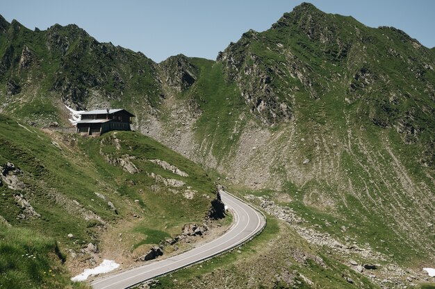 Vista panorámica de la sinuosa carretera de montaña Transfagaras en los Alpes de Transilvania