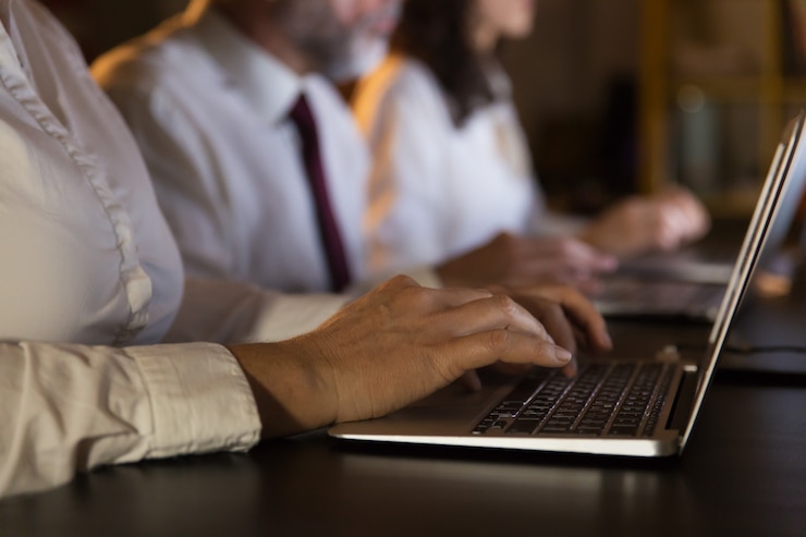 Foto gratuito vista parcial de personas de negocios que usan computadoras portátiles