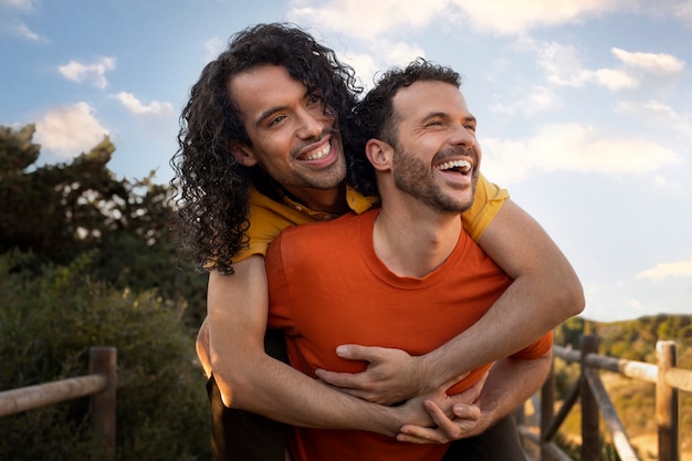 Foto gratuita vista de una pareja gay siendo cariñosa y pasando tiempo juntos en la playa