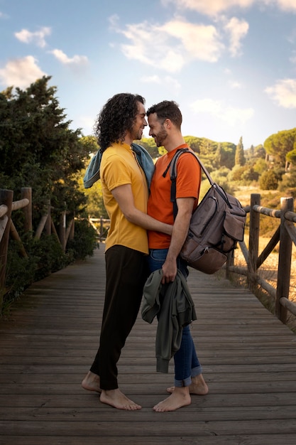 Vista de una pareja gay siendo cariñosa y pasando tiempo juntos en la playa
