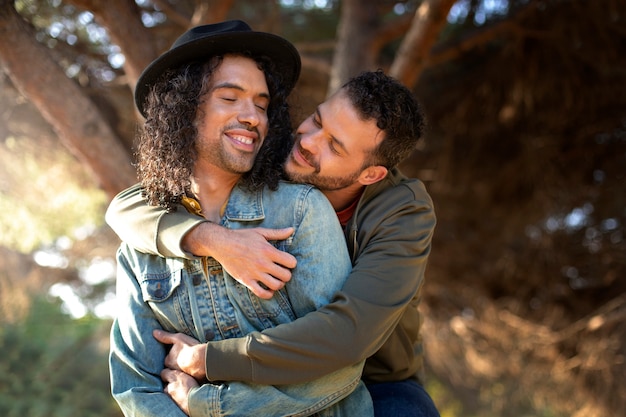 Foto gratuita vista de una pareja gay siendo cariñosa y pasando tiempo juntos en la playa