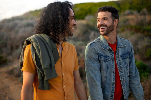 Vista de una pareja gay siendo cariñosa y pasando tiempo juntos en la playa