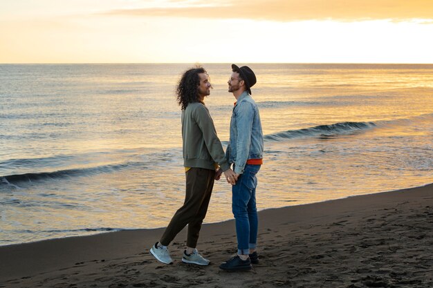 Vista de una pareja gay siendo cariñosa y pasando tiempo juntos en la playa