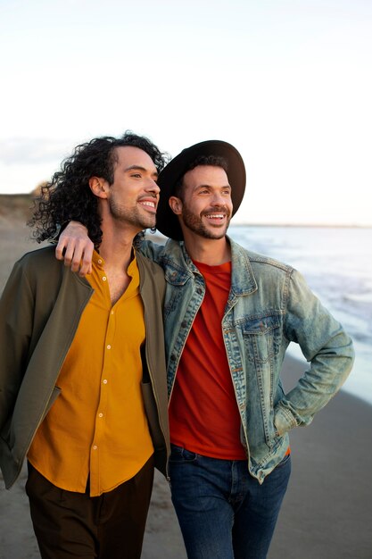 Vista de una pareja gay siendo cariñosa y pasando tiempo juntos en la playa