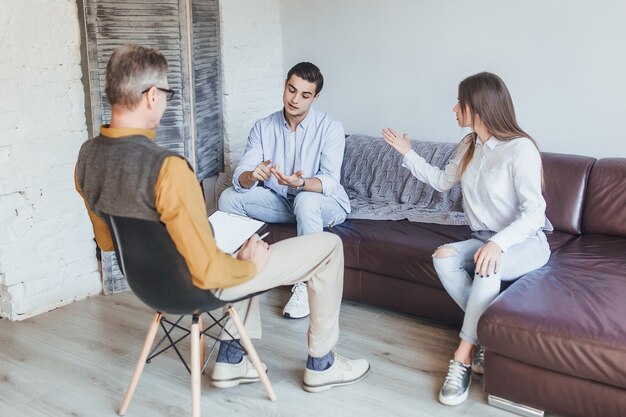 Vista de pareja con problemas durante la psicoterapia