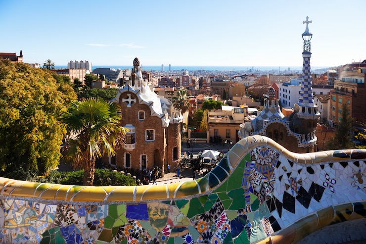 Foto gratuito vista del parque guell en invierno. barcelona