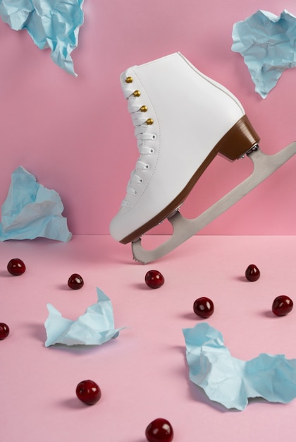 Vista de patines de hielo blancos con cerezas.