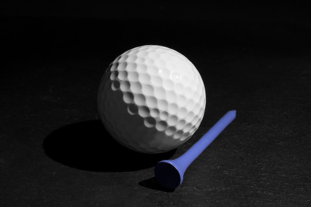 Foto gratuita vista de pelota de golf con tee