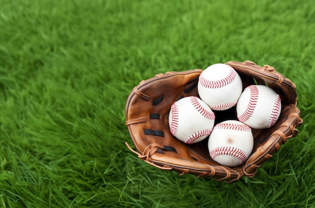 Vista de las pelotas de béisbol en el césped