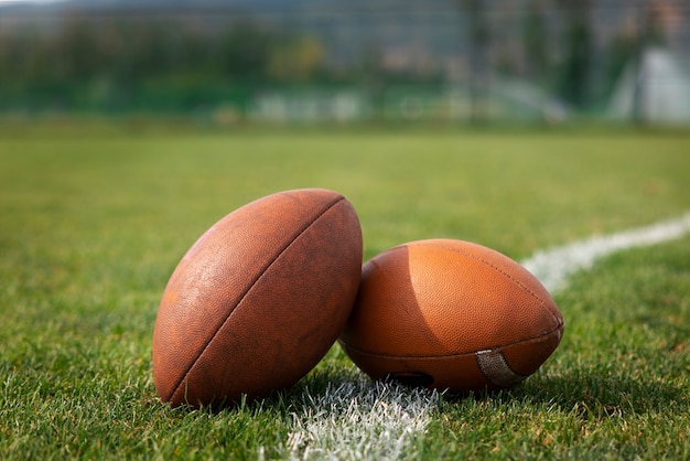 Vista de pelotas de fútbol americano.