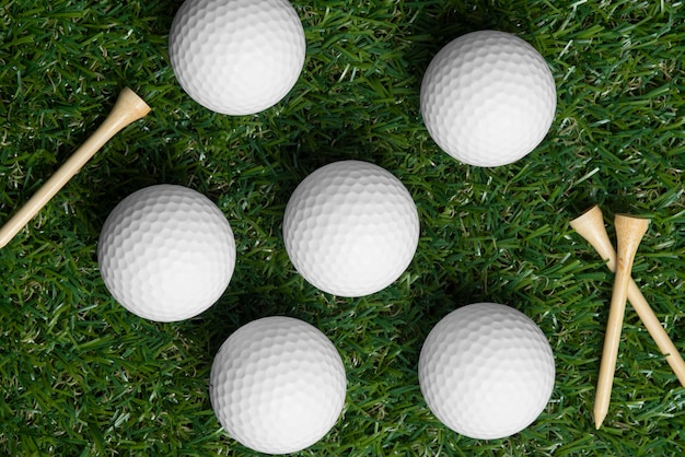 Foto gratuita vista de pelotas de golf con otra parafernalia