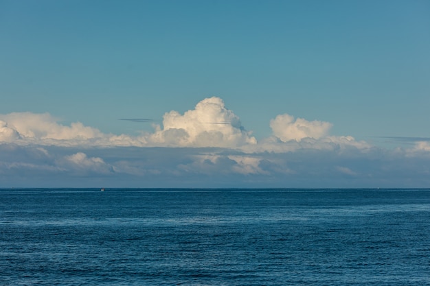 Vista perfecta del cielo y el agua del océano.