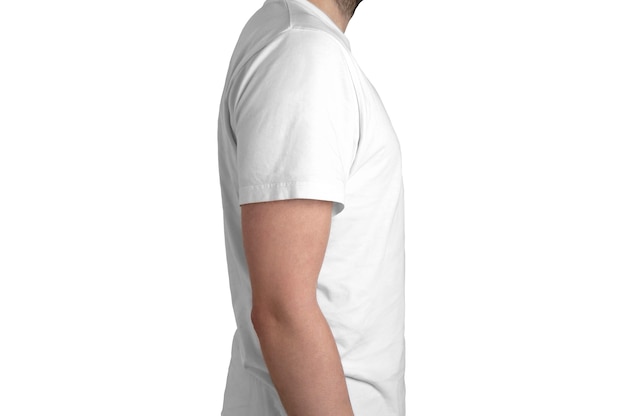 Vista de perfil del modelo de camiseta blanca