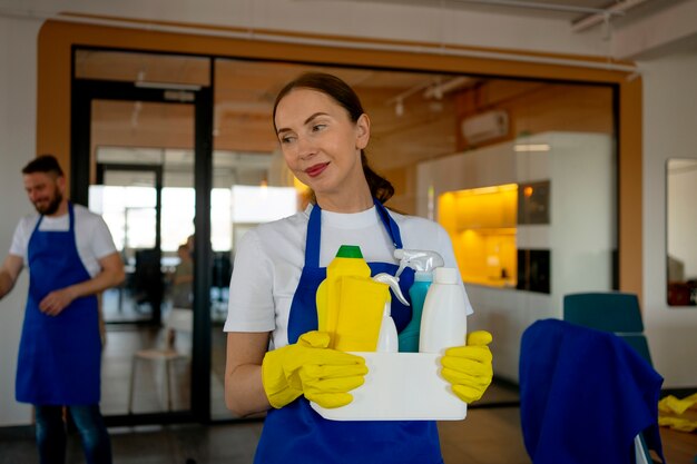 Vista de la persona del servicio de limpieza profesional que tiene suministros