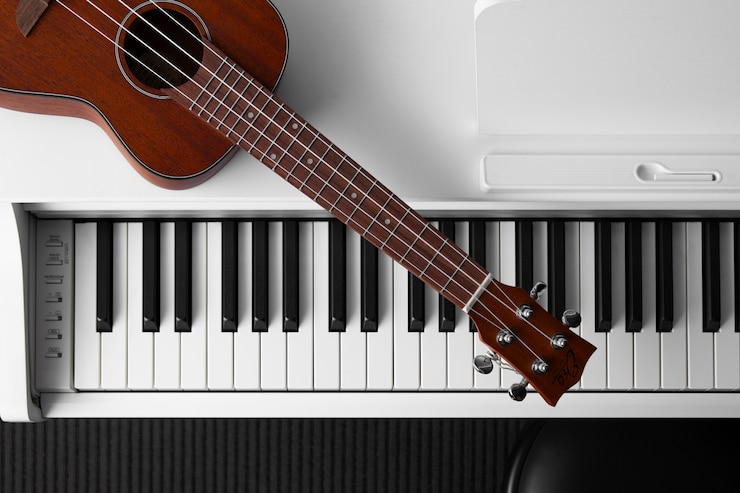 Foto gratuito vista de piano y guitarra en una tienda de instrumentos musicales