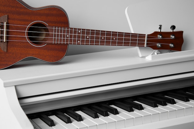 Foto gratuita vista de piano y guitarra en tienda de instrumentos musicales.