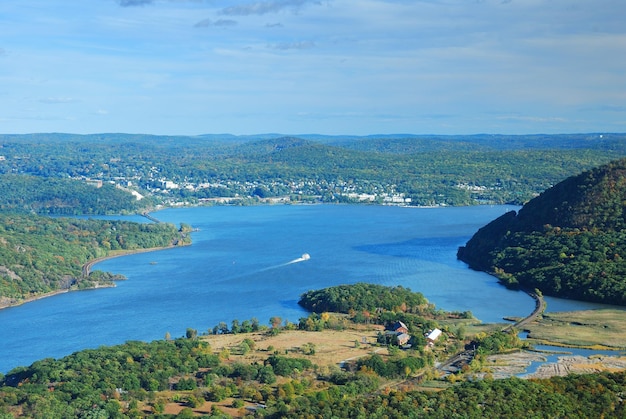 Vista del pico de la montaña del río Hudson en otoño