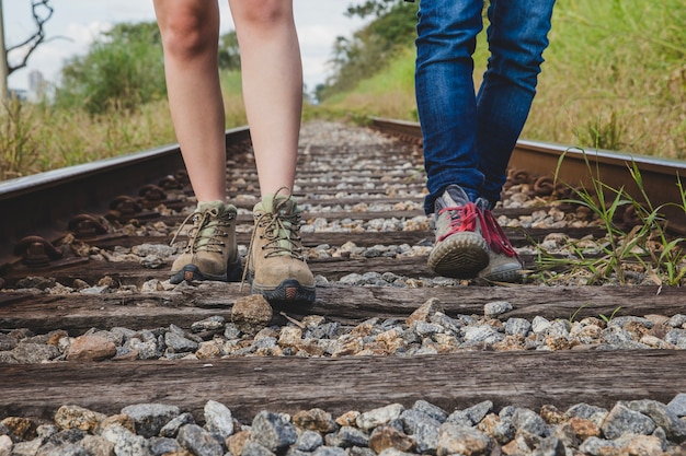 Vista de piernas de pareja en vías de tren