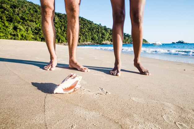 Vista de pies de pareja en la playa