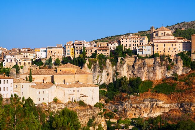 vista pintoresca con casas sobre roca en Cuenca