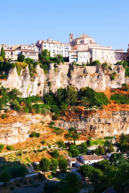 vista pintoresca con casas sobre roca en Cuenca