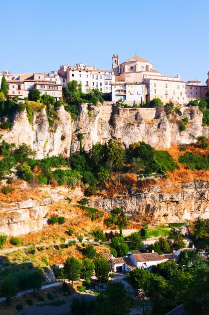 vista pintoresca con casas sobre roca en Cuenca