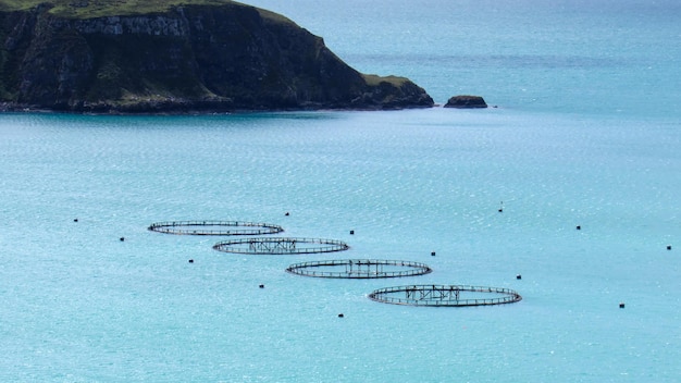 Vista de piscifactorías en Escocia Reino Unido