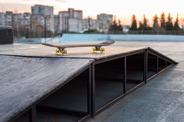 Vista de la pista de patineta con patineta