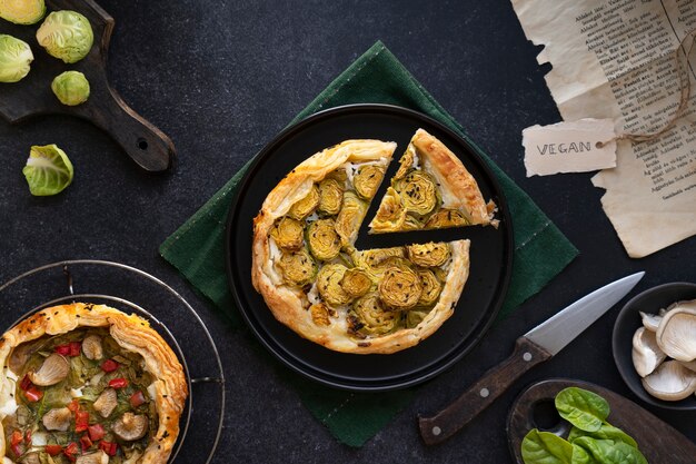 Vista de pizza vegana hecha con verduras por panadería