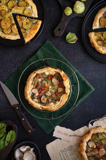 Vista de pizza vegana hecha con verduras por panadería